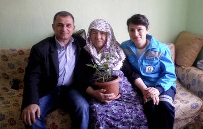 TEPEBAŞI'NIN ŞEFKATLİ ELİ TEBEV ANNELERİ UNUTMADI