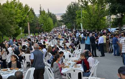 ULUÖNDER'DE 6 BİN KİŞİLİK İFTAR SOFRASI
