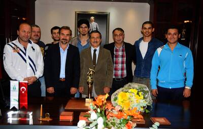 ŞAMPİYONLUK KUPASINI BAŞKAN ATAÇ'A VERDİLER