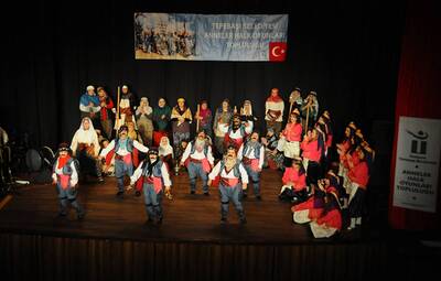 VE KADINLAR SAHNEDEYDİ