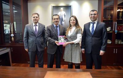 GENÇ AVUKAT İLK ROMANINI ATAÇ'A HEDİYE ETTİ