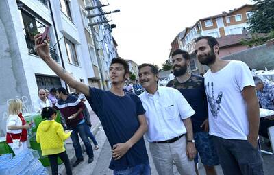 ŞİRİNTEPE'DEKİ İFTARDA 4600 SANDALYE DOLDU