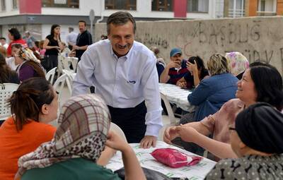 TEPEBAŞI'NIN İFTARLARI BU YIL YİNE HALKIN SOFRASI OLDU