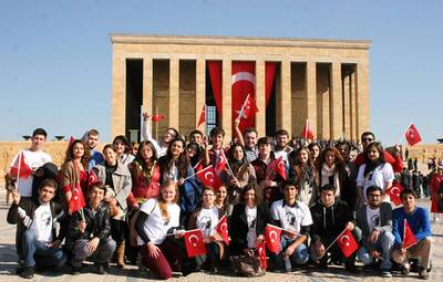 GENÇLERDEN ULU ÖNDER ATATÜRK'E ZİYARET