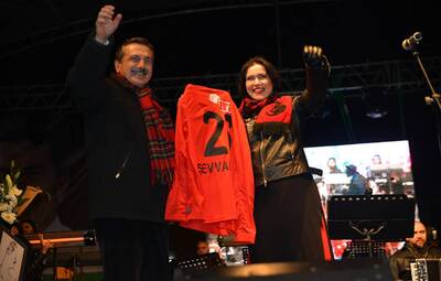 YENİ YIL KONSERİNDE ŞEVVAL SAM RÜZGARI