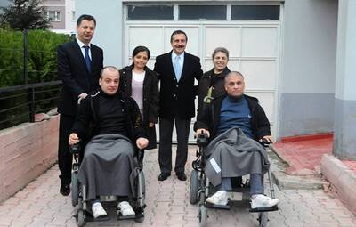 AKÜLÜ ARABALAR İLE İKİ MUTLU AİLE DAHA