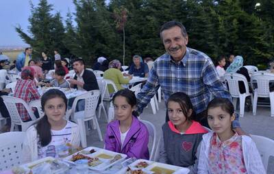 AŞAĞI SÖĞÜTÖNÜ MAHALLESİ'NDE BEŞ BİN KİŞİYLE İFTAR