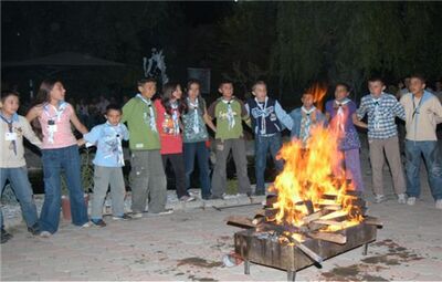 İZCİLERDEN KAMP ATEŞİ GECESİ