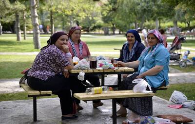 VATANDAŞLAR TEPEBAŞI'NIN PARKLARINA AKIN EDİYOR