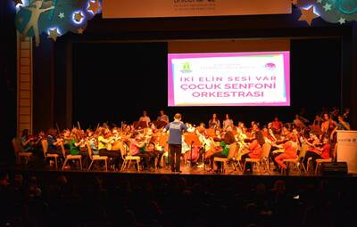 ÇOCUK SENFONİ ORKESTRASI ANKARA'DA UNICEF İÇİN ÇALDI