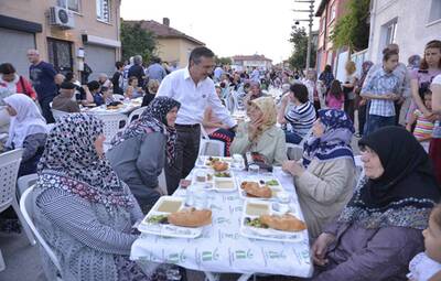 ŞİRİNTEPE'DE 5 NOKTADA İFTAR SOFRASI