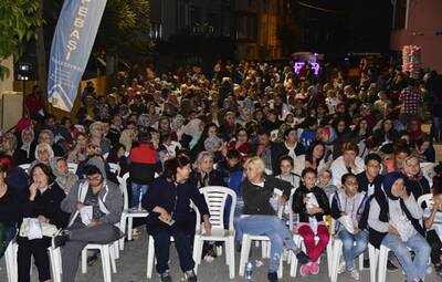 HALK KONSERLERİ DOLUDİZGİN SÜRÜYOR