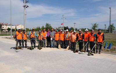 TEPEBAŞINDA BOŞ ARSALARDAKİ OTLAR TEMİZLENİYOR