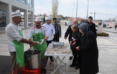 TEPEBAŞI BELEDİYESİ'NDE AŞURE DAĞITIMI YAPILDI