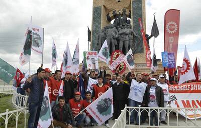 ESKİŞEHİR'İN TAKSİM'İNDE 1 MAYIS COŞKUYLA KUTLANDI