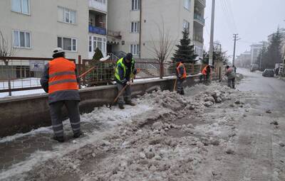 KAR YIĞINLARINI TEMİZLEME ÇALIŞMALARI DEVAM EDİYOR