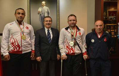 BAŞKAN ATAÇ ÇELİK BİLEKLERİ AĞIRLADI