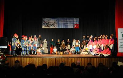 VE KADINLAR YENİDEN SAHNEDEYDİ