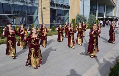 YUNUS İÇİN HALK OYUNLARI GÖSTERİSİ