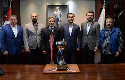 ŞAMPİYON SELKA HENTBOL'DAN, BAŞKAN ATAÇ'A ZİYARET