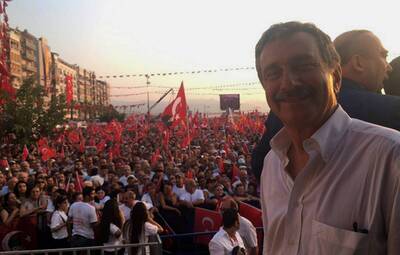 YÜZBİNLER CUMHURİYET VE DEMOKRASİ İÇİN BULUŞTU