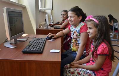 ÇOCUKLAR ÇUKURHİSAR'DA GELECEĞİN DİLİNİ ÖĞRENİYOR