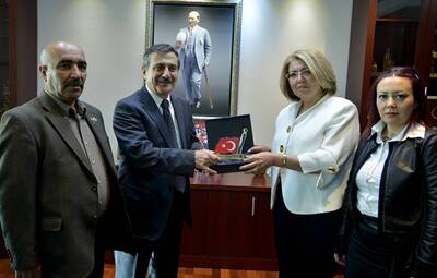 ŞEHİT AİLELERİNDEN BAŞKAN ATAÇ'A PLAKET