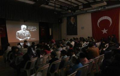 ÖĞRENCİLER ATATÜRK'Ü ANDI