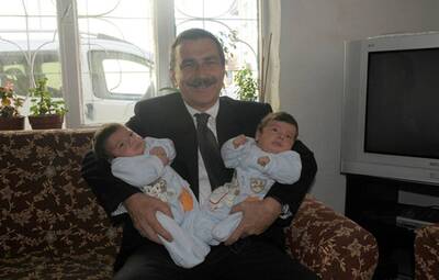 BAŞKAN ATAÇ İKİZLERİ ZİYARET ETTİ