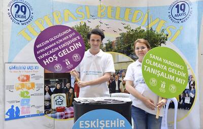 ÖĞRENCİLERE GÜLER YÜZLÜ KARŞILAMA