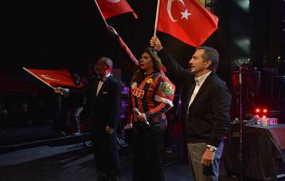 CUMHURİYET COŞKUSU IŞIN KARACA İLE YAŞANDI