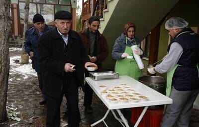   TEPEBAŞI BELEDİYESİ MUTTALİP'TE AŞURE DAĞITTI