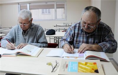 BABA-OĞUL OKUMA YAZMA ÖĞRENİYORLAR