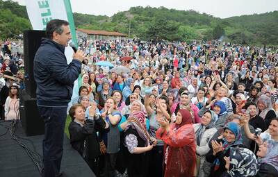 7 BİN KADIN ANNELER GÜNÜ PİKNİĞİNDE BULUŞTU