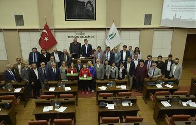 TEPEBAŞI MECLİSİ'NDEN ŞAMPİYONLARA KUTLAMA
