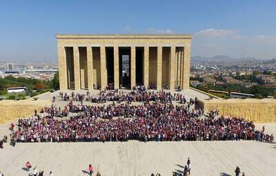 5 BİN KADIN ATATÜRK'LE KUCAKLAŞTI