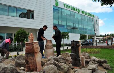 PİŞMİŞ TOPRAK ESERLERİ YERLEŞTİRİLİYOR