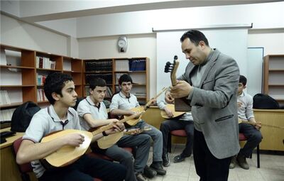 LİSELİ ÖĞRENCİLER TEPEBAŞI BELEDİYESİ’NİN DESTEĞİ İLE BAĞLAMA ÇALMAYI ÖĞRENİYORLAR
