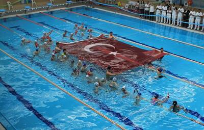 ÇOCUKLAR 23 NİSAN'I KULAÇ ATARAK KUTLADI