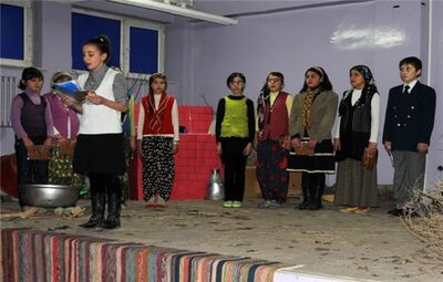 BAŞKAN ATAÇ GENÇ TİYATROCULARI YALNIZ BIRAKMADI