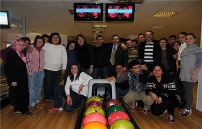 BAŞKAN ATAÇ ENGELLİLERLE BOVLİNG OYNADI