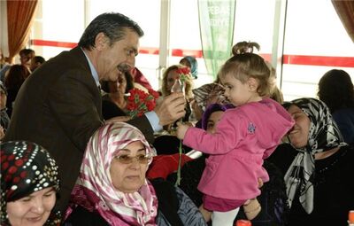 TEPEBAŞI’NDAN KADINLARA 8 MART ETKİNLİĞİ BELDE EVLERİNDEKİ KURSİYERLER BİR ARAYA GELDİ