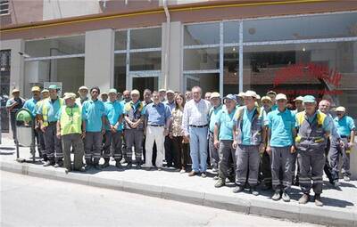 BAŞKAN ATAÇ TEMİZLİK İŞÇİLERİYLE YEMEK YEDİ
