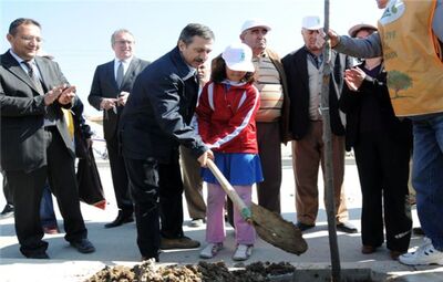 FEVZİ ÇAKMAK MAHALLESİ'NDE 796 AĞAÇ DİKİLDİ