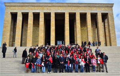 ÇOCUKLAR ULUÖNDER ATATÜRK’Ü ZİYARET ETTİLER