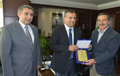 HAYVAN HAKLARI ÇALIŞMA GRUBUNDAN ATAÇ'A PLAKET