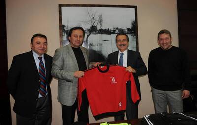 TEPEBAŞI BELEDİYESİ'NDEN AMATÖR SPORA DESTEK  