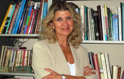 GAZETECİ YAZAR ZEYNEP ORAL SÖYLEŞİ İÇİN GELİYOR  