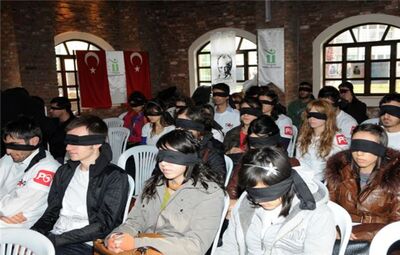 "SESSİZ OLUN! DİNLEYEREK GÖRÜYORUM"