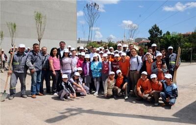 TEPEBAŞI’NDA ÇOCUKLAR 1 GÜNDE 1000 ADET AĞAÇ DİKTİ